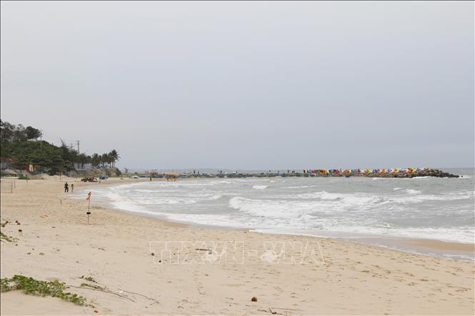 Bãi biển đá Ông Địa được triển khai chỉnh trang trên diện tích khoảng 1,2ha với nhiều hạng mục quảng trường, công viên, khu trưng bày… tạo điểm nhấn cho du lịch, cộng đồng. Ảnh: Nguyễn Thanh - TTXVN