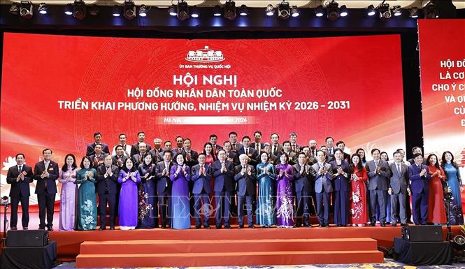 Chủ tịch Quốc hội Trần Thanh Mẫn và các đại biểu chụp ảnh chung. Ảnh: Doãn Tấn - TTXVN