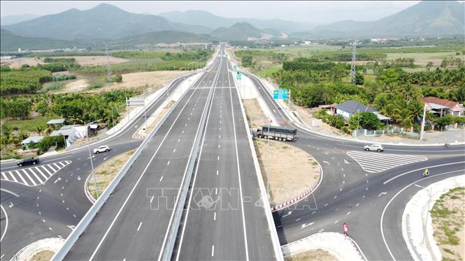 Đưa vào khai thác 20 km trên tuyến cao tốc Khánh Hòa - Buôn Ma Thuột đoạn qua Khánh Hòa. Ảnh: Công Thử  - TTXVN