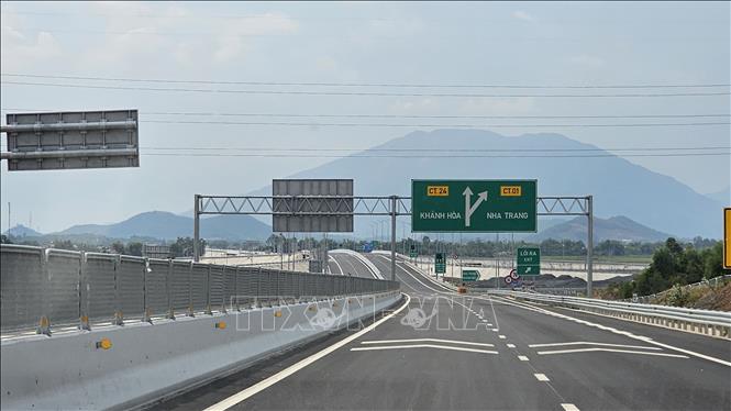 Đưa vào khai thác 20 km trên tuyến cao tốc Khánh Hòa - Buôn Ma Thuột đoạn qua Khánh Hòa. Ảnh: Công Thử  - TTXVN