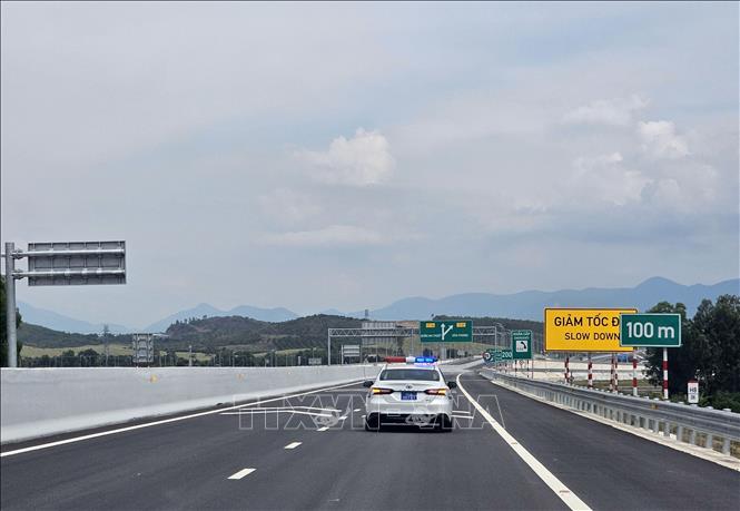 Đưa vào khai thác 20 km trên tuyến cao tốc Khánh Hòa - Buôn Ma Thuột, đoạn qua Khánh Hòa. Ảnh: Công Thử  - TTXVN
