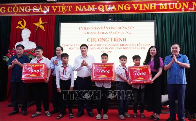 Đoàn công tác tặng quà cho các thiếu nhi thuộc hộ nghèo, cận nghèo, có hoàn cảnh đặc biệt, khó khăn trên địa bàn xã Đông Hưng. Ảnh: Nguyễn Công Hải - TTXVN 