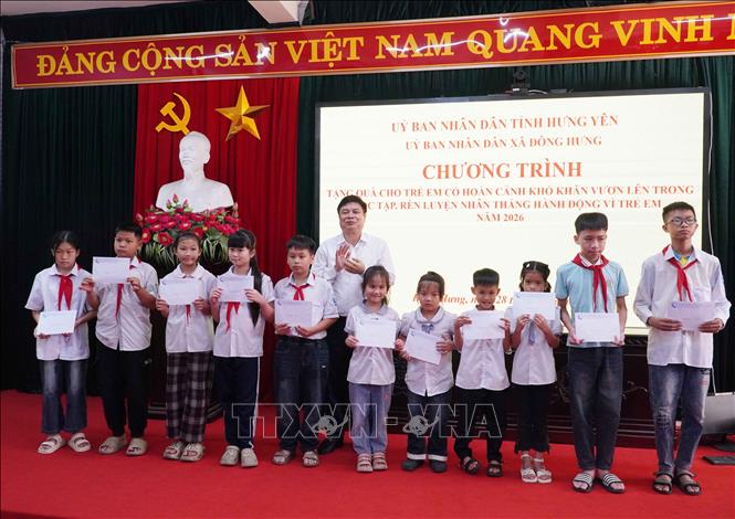 Phó Chủ tịch UBND tỉnh, Chủ tịch Hội đồng Bảo trợ Quỹ Bảo trợ trẻ em tỉnh Hưng Yên Phạm Văn Nghiêm trao quà cho trẻ em có hoàn cảnh khó khăn xã Đông Hưng. Ảnh: Nguyễn Công Hải - TTXVN 
