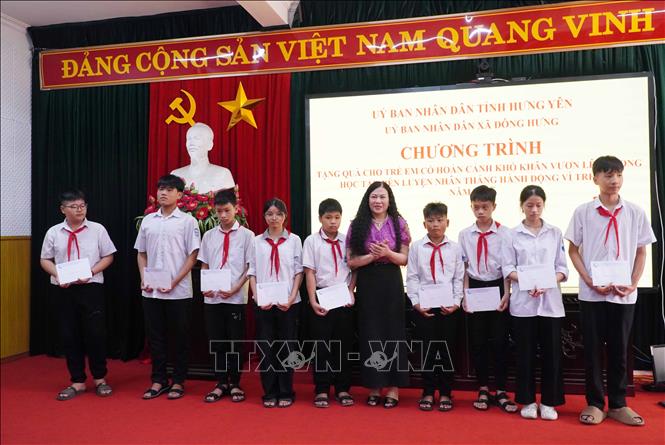 Đại diện lãnh đạo Sở Y tế tỉnh Hưng Yên trao quà cho trẻ em có hoàn cảnh khó khăn xã Đông Hưng. Ảnh: Nguyễn Công Hải - TTXVN 