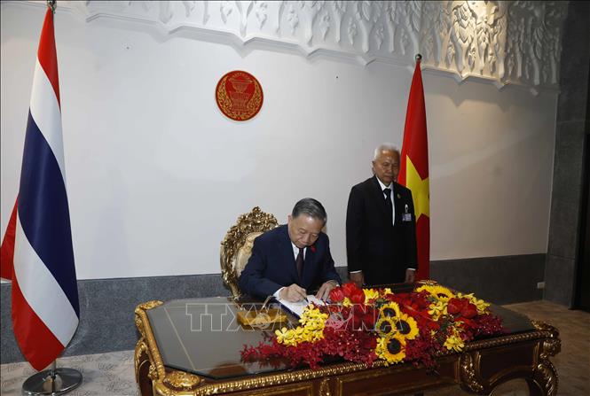 Tổng Bí thư, Chủ tịch nước Tô Lâm ký sổ lưu niệm. Ảnh: Thống Nhất – TTXVN
