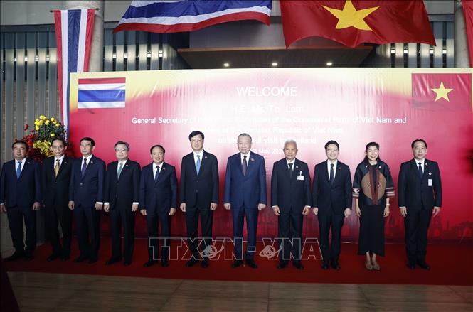 Tổng Bí thư, Chủ tịch nước Tô Lâm và Chủ tịch Quốc hội Thái Lan Sophon Saram chụp ảnh chung với các đại biểu. Ảnh: Thống Nhất – TTXVN