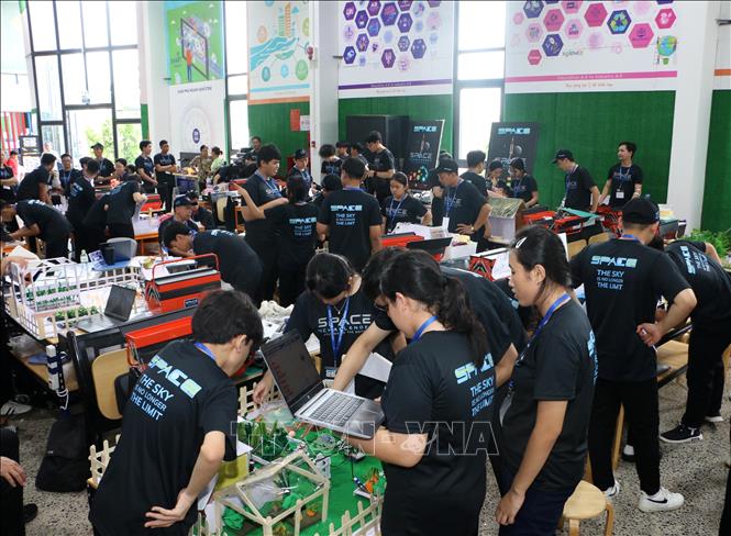 Hội thi STEM dành cho học sinh trung học cơ sở, trung học phổ thông. Ảnh: Duy Khương - TTXVN