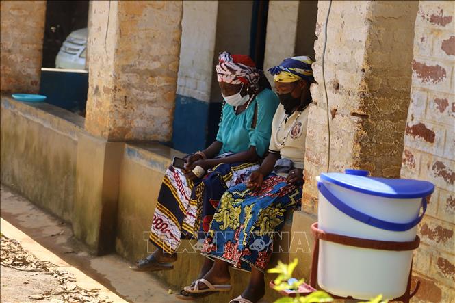 Người dân đeo khẩu trang để phòng dịch Ebola tại Mongbwalu, tỉnh Ituri, CHDC Congo. Ảnh: THX/TTXVN