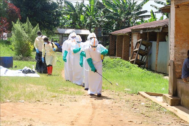 Nhân viên y tế tiến hành khử trùng để ngăn chặn sự lây lan của dịch Ebola tại Mongbwalu, tỉnh Ituri, CHDC Congo. Ảnh: THX/TTXVN