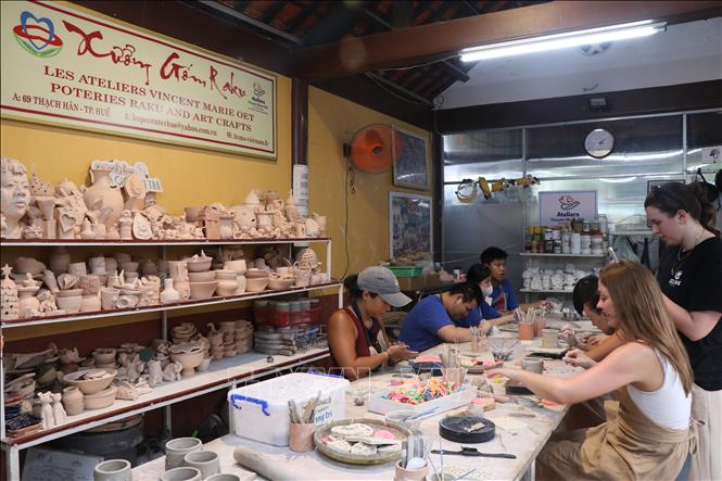 Xưởng gốm tại Trung tâm Hy vọng Huế. Ảnh: Mai Trang - TTXVN 