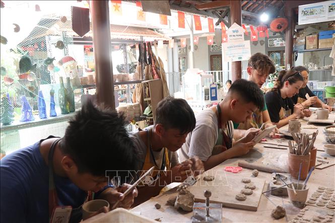 Trẻ bị khuyết tật được học nghề làm gốm tại Trung tâm Hy vọng Huế. Ảnh: Mai Trang - TTXVN 