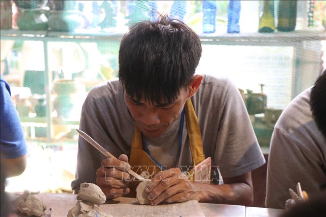 Học viên khuyết tật học làm gốm tại Trung tâm Hy vọng Huế. Ảnh: Mai Trang - TTXVN 