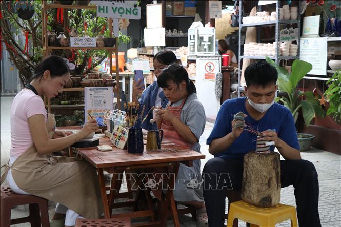 Đến Trung tâm Hy vọng Huế, các du khách nước ngoài hiểu thêm về cuộc sống và nỗ lực phi thường của những người khuyết tật nơi đây. Ảnh: Mai Trang - TTXVN