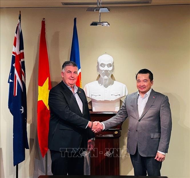 Tổng Lãnh sự Việt Nam tại Perth Phạm Hải Anh (bên phải) tiếp ông David Morgan, Chủ tịch Hội đồng Doanh nghiệp Tây Australia-Việt Nam (WAVBC). Ảnh: TTXVN phát 