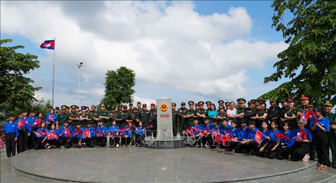 The delegation of young military officers from Vietnam, Laos and Cambodia visit the tri-border marker area. VNA Photo: Dư Toán 