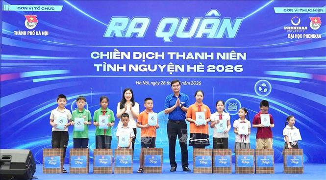 Đồng chí Bùi Quang Huy, Bí thư thứ nhất Trung ương Đoàn trao tặng quà cho các học sinh có hoàn cảnh khó khăn. Ảnh: Minh Đức- TTXVN