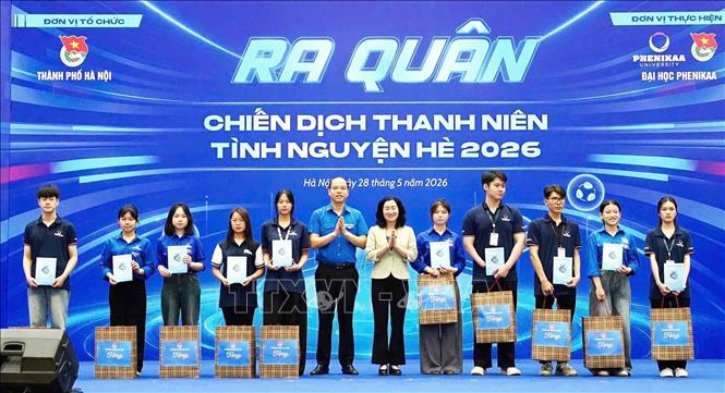 Bí thư Thành đoàn Hà Nội Nguyễn Tiến Hưng trao tặng quà cho các cháu học sinh và sinh viên có hoàn cảnh khó khăn. Ảnh: Minh Đức- TTXVN