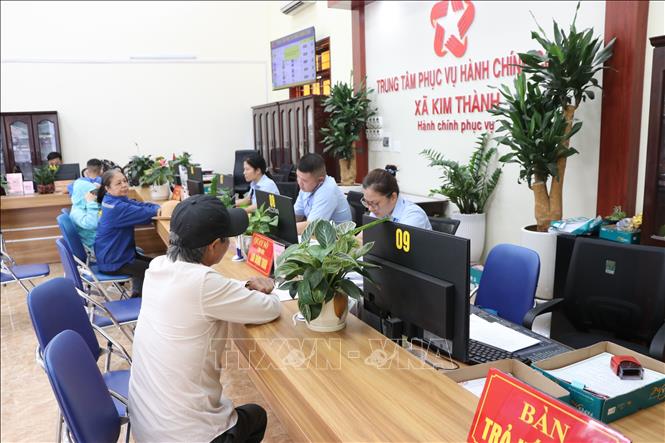 Trung tâm Phục vụ hành chính công xã Kim Thành giải quyết thủ tục hành chính cho người dân. Ảnh: Mạnh Tú - TTXVN
