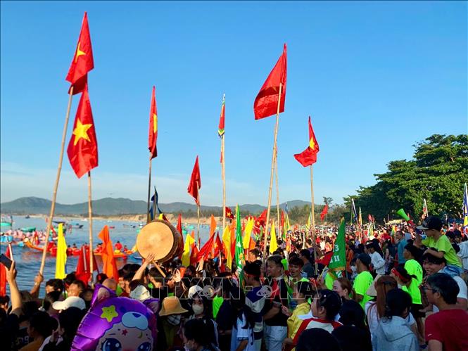 Hàng ngàn người dân và du khách đến tham quan và cỗ vũ các hoạt động trong lễ cầu ngư. Ảnh: Trịnh Bang Nhiệm - TTXVN