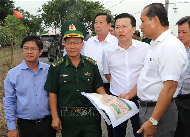 Lãnh đạo tỉnh khảo sát tại khu vực Cửa khẩu quốc tế Mộc Bài. Ảnh: Thanh Tân - TTXVN