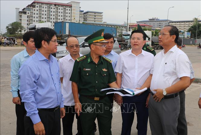 Lãnh đạo tỉnh khảo sát tại Khu kinh tế cửa khẩu Mộc Bài. Ảnh: Thanh Tân - TTXVN