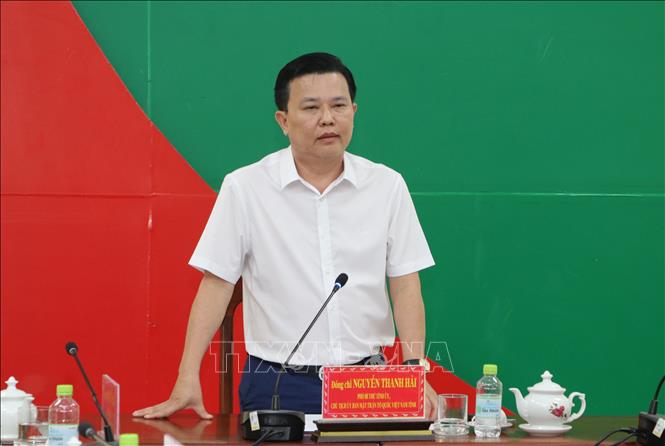 Đồng chí Nguyễn Thanh Hải, Phó Bí thư Tỉnh ủy đánh giá cao những nỗ lực của Đảng bộ và chính quyền xã Bến Cầu trong việc thúc đẩy phát triển kinh tế - xã hội. Ảnh: Thanh Tân - TTXVN