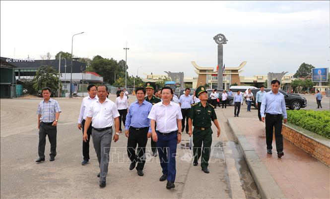 Lãnh đạo tỉnh khảo sát tại Khu kinh tế cửa khẩu Mộc Bài. Ảnh: Thanh Tân - TTXVN