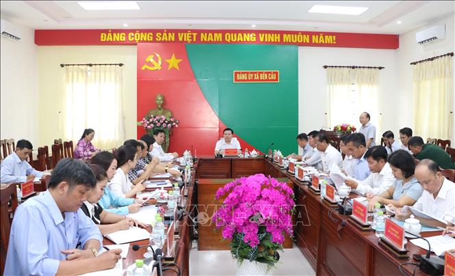 Lãnh đạo tỉnh làm việc với Ban Thường vụ Đảng ủy xã Bến Cầu và các ngành. Ảnh: Thanh Tân - TTXVN