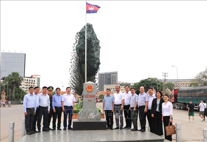 Lãnh đạo tỉnh khảo sát tại Cửa khẩu quốc tế Mộc Bài. Ảnh: Thanh Tân - TTXVN