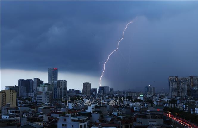 Mây đen kèm mưa lớn và sấm chớp trên bầu trời phía Tây trung tâm Hà Nội lúc 18h. Ảnh: Lâm Khánh - TTXVN