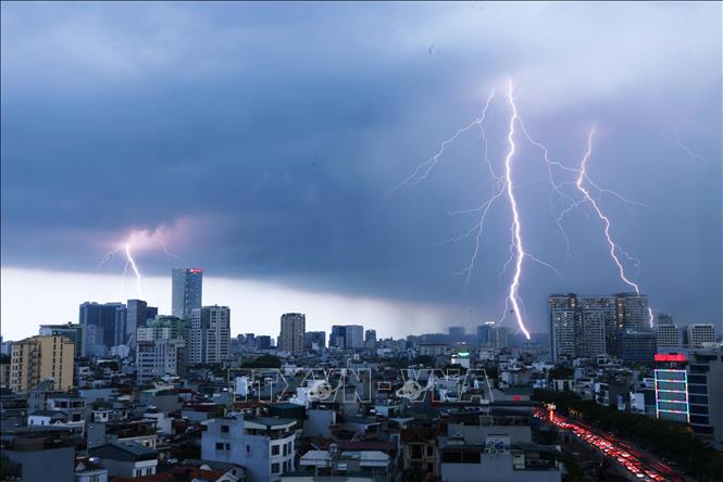 Mây đen kèm mưa lớn và sấm chớp trên bầu trời phía Tây trung tâm Hà Nội lúc 18h. Ảnh: Lâm Khánh - TTXVN