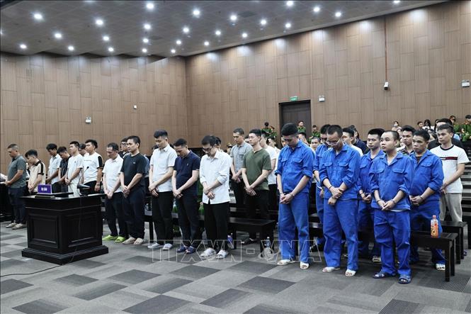 Các bị cáo nghe Tòa tuyên án. Ảnh: Kim Anh – TTXVN. 