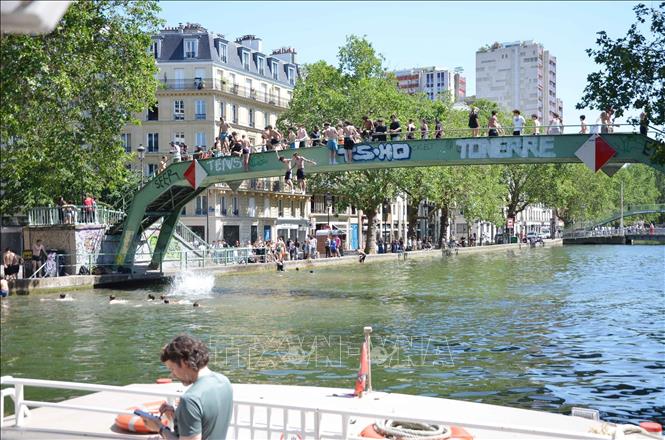 Khu vực kênh Saint-Martin ở quận 10 và 11 thủ đô Paris trở nên nhộn nhịp khi người dân tìm đến tránh nóng. Ảnh: Hữu Chiến - P/v TTXVN tại Pháp
