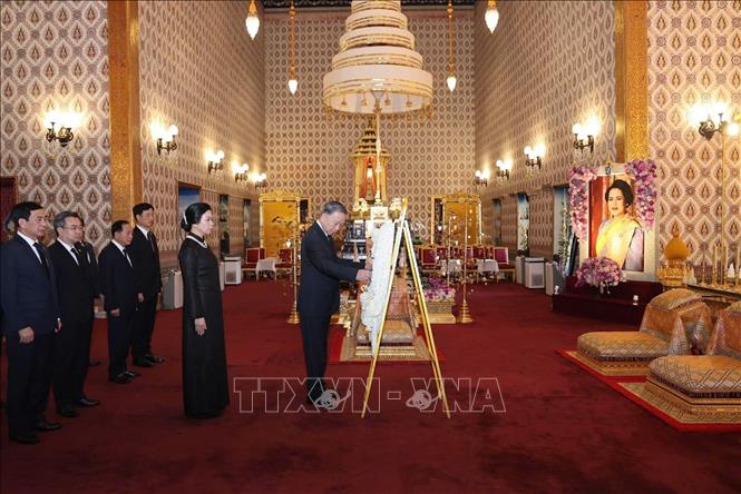 Tổng Bí thư, Chủ tịch nước Tô Lâm cùng Phu nhân Ngô Phương Ly và đoàn đại biểu cấp cao Việt Nam đến đặt vòng hoa viếng Hoàng Thái hậu Thái Lan Sirikit. Ảnh: TTXVN phát