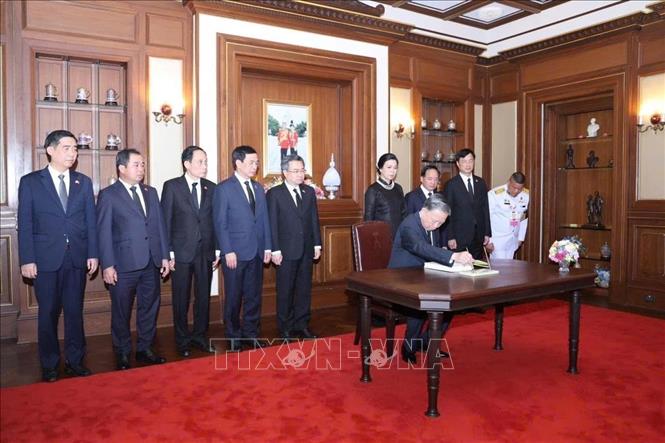Tổng Bí thư, Chủ tịch nước cùng Phu nhân Ngô Phương Ly và đoàn đại biểu cấp cao Việt Nam đến đặt vòng hoa viếng và ký sổ tang Hoàng Thái hậu Thái Lan Sirikit. Ảnh: TTXVN phát