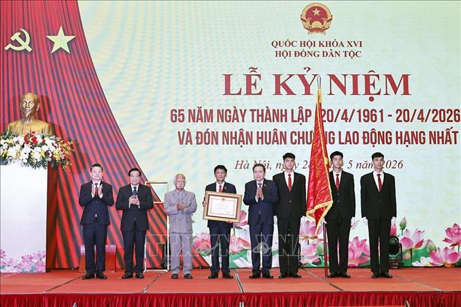 Chủ tịch Quốc hội Trần Thanh Mẫn trao Huân chương Lao động hạng Nhất của Chủ tịch nước tặng Hội đồng Dân tộc của Quốc hội. Ảnh: Doãn Tấn - TTXVN