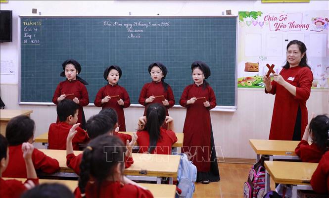 Giai điệu “Mó cá” ngân vang trong tiết học hát Xoan của cô và trò Trường Tiểu học Gia Cẩm, đưa âm hưởng dân ca vùng đất Tổ đến gần hơn với tuổi thơ học trò. Ảnh: Hoàng Hùng – TTXVN