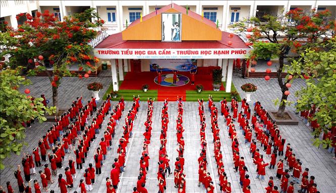 Không khí giờ học truyền dạy hát Xoan tại Trường Tiểu học Gia Cẩm nơi giáo viên và học sinh trong trang phục áo dài truyền thống thực hành nghệ thuật dân gian vùng đất Tổ. Ảnh: Hoàng Hùng – TTXVN