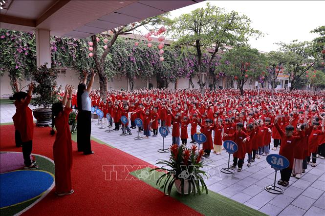 Học sinh Trường Tiểu học Gia Cẩm  phường Việt Trì trong trang phục áo dài truyền thống hào hứng đồng diễn hát Xoan dưới sự hướng dẫn của giáo viên, góp phần lan tỏa di sản văn hóa vùng đất Tổ trong học đường. Ảnh: Hoàng Hùng – TTXVN