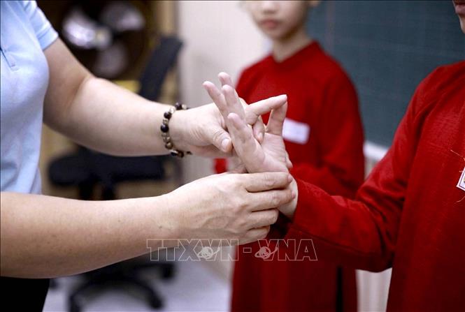 Giờ học thực hành hát Xoan của học sinh Trường Tiểu học Gia Cẩm, nơi các em được uốn nắn từng động tác múa truyền thống. Ảnh: Hoàng Hùng – TTXVN