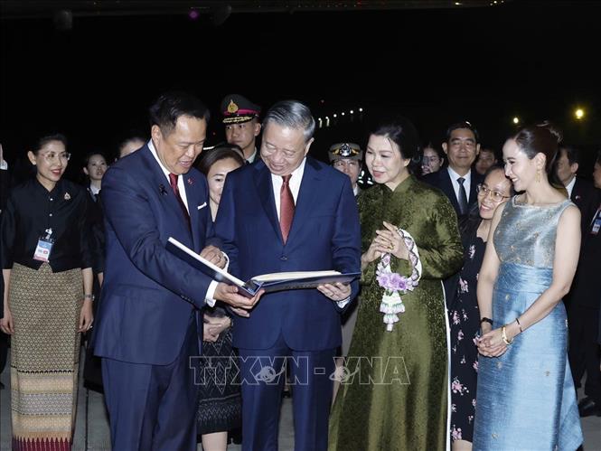Thủ tướng Thái Lan Anutin Charnvirakul và Phu nhân trân trọng tặng Tổng Bí thư, Chủ tịch nước Tô Lâm và Phu nhân cuốn album ảnh những hoạt động của Tổng Bí thư, Chủ tịch nước và Phu nhân trong chuyến thăm chính thức Thái Lan. Ảnh: Thống Nhất – TTXVN