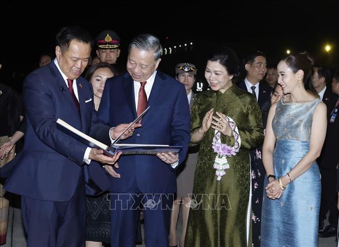 Thủ tướng Thái Lan Anutin Charnvirakul và Phu nhân trân trọng tặng Tổng Bí thư, Chủ tịch nước Tô Lâm và Phu nhân cuốn album ảnh những hoạt động của Tổng Bí thư, Chủ tịch nước và Phu nhân trong chuyến thăm chính thức Thái Lan. Ảnh: Thống Nhất – TTXVN