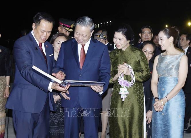 Thủ tướng Thái Lan Anutin Charnvirakul và Phu nhân trân trọng tặng Tổng Bí thư, Chủ tịch nước Tô Lâm và Phu nhân cuốn album ảnh những hoạt động của Tổng Bí thư, Chủ tịch nước và Phu nhân trong chuyến thăm chính thức Thái Lan. Ảnh: Thống Nhất – TTXVN
