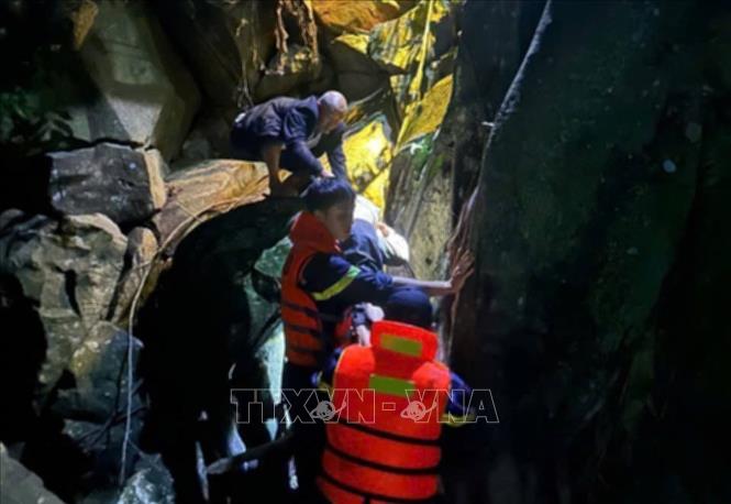 Lực lượng chức năng triển khai tìm kiếm nữ sinh H.T.B.M. (16 tuổi, học sinh lớp 10, xã Gia Hiệp, Lâm Đồng) tại khu vực thác nước Phú Xuân (xã Gia Hiệp) sau khi xảy ra vụ việc đáng tiếc. Ảnh: TTXVN phát
