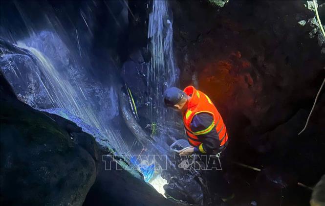 Lực lượng chức năng triển khai tìm kiếm nữ sinh H.T.B.M. (16 tuổi, học sinh lớp 10, xã Gia Hiệp, Lâm Đồng) tại khu vực thác nước Phú Xuân (xã Gia Hiệp) sau khi xảy ra vụ việc đáng tiếc. Ảnh: TTXVN phát
