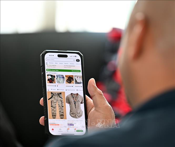 Người tiêu dùng đặt mua hàng hoá được đăng trên nền tảng thương mại điện tử Trung Quốc Temu, tại Kuwait. Ảnh: THX/TTXVN