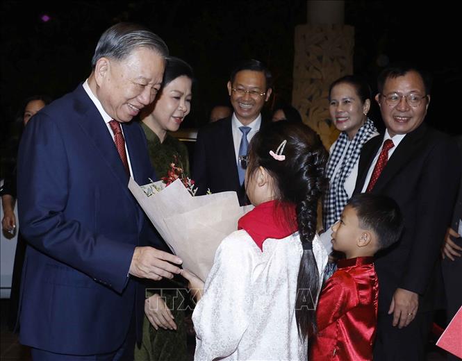 Cán bộ, nhân viên Đại sứ quán và cộng đồng người Việt Nam tại Singapore đón Tổng Bí thư, Chủ tịch nước Tô Lâm và Phu nhân. Ảnh: Thống Nhất – TTXVN