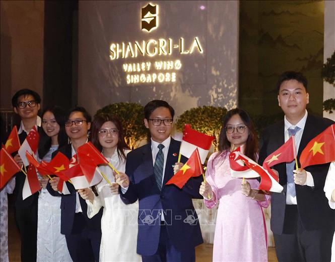 Cán bộ, nhân viên Đại sứ quán và cộng đồng người Việt Nam tại Singapore đón Tổng Bí thư, Chủ tịch nước Tô Lâm và Phu nhân. Ảnh: Thống Nhất – TTXVN