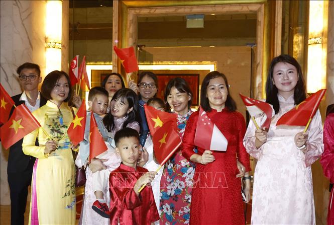 Cán bộ, nhân viên Đại sứ quán và cộng đồng người Việt Nam tại Singapore đón Tổng Bí thư, Chủ tịch nước Tô Lâm và Phu nhân. Ảnh: Thống Nhất – TTXVN