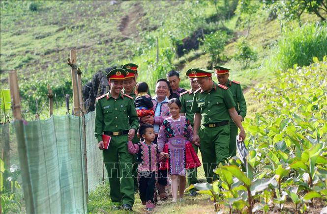 Công an xã Vân Hồ tăng cường bám cơ sở, cùng ăn, cùng ở, cùng sinh hoạt với người dân để từ đó tham mưu cho cấp ủy, chính quyền địa phương những giải pháp tháo gỡ, bảo đảm an ninh trật tự. Ảnh: Phạm Kiên - TTXVN